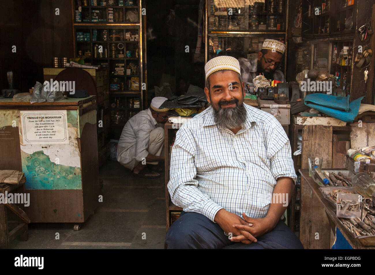 Negoziante musulmano a un mercato in stallo Bhendi Bazaar, Mumbai, India Foto Stock
