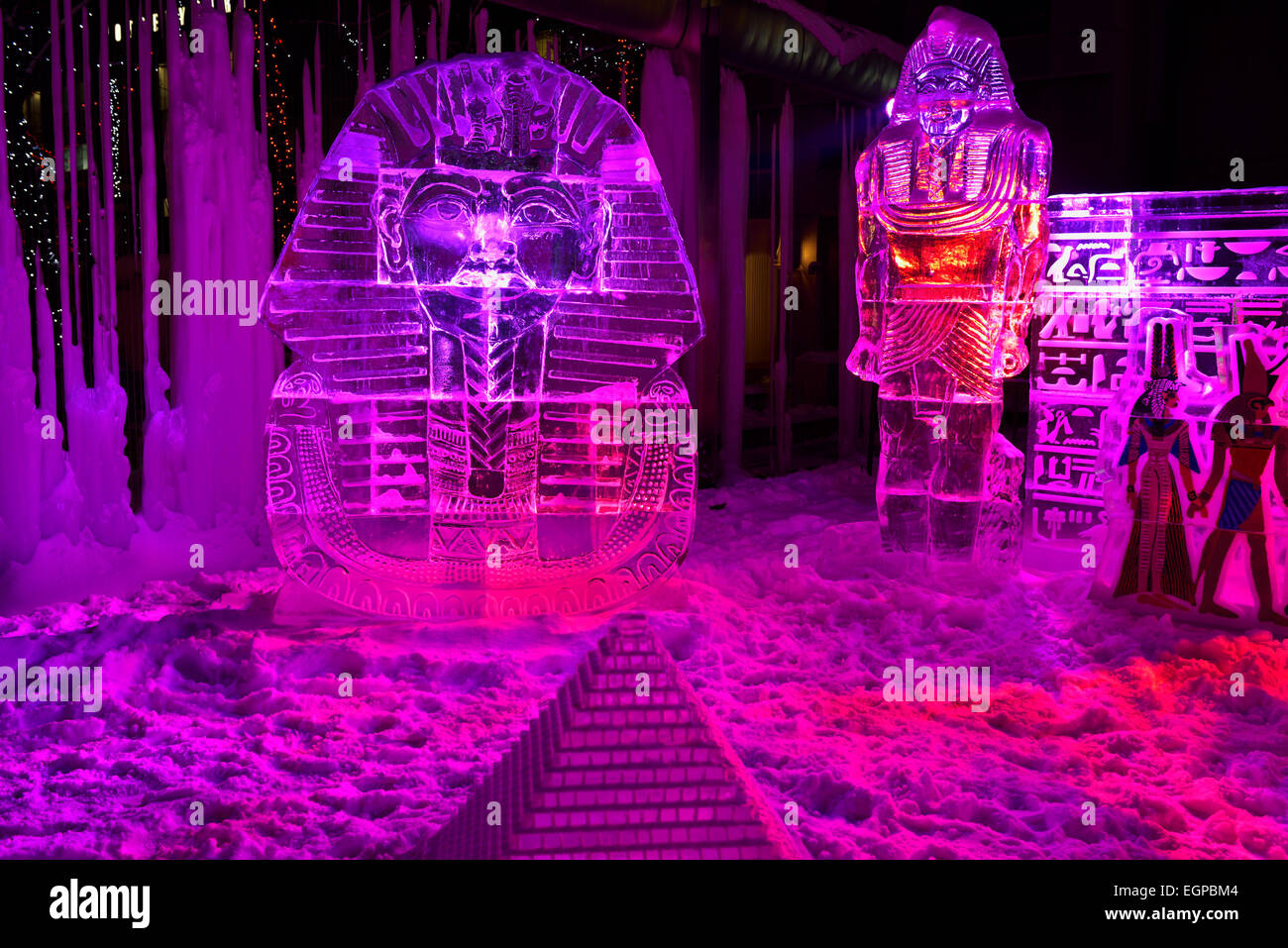 King Tut sculture di ghiaccio e di sepoltura maschera con luci viola a Yorkville Village Park Icefest Toronto Cumberland Street di notte Foto Stock