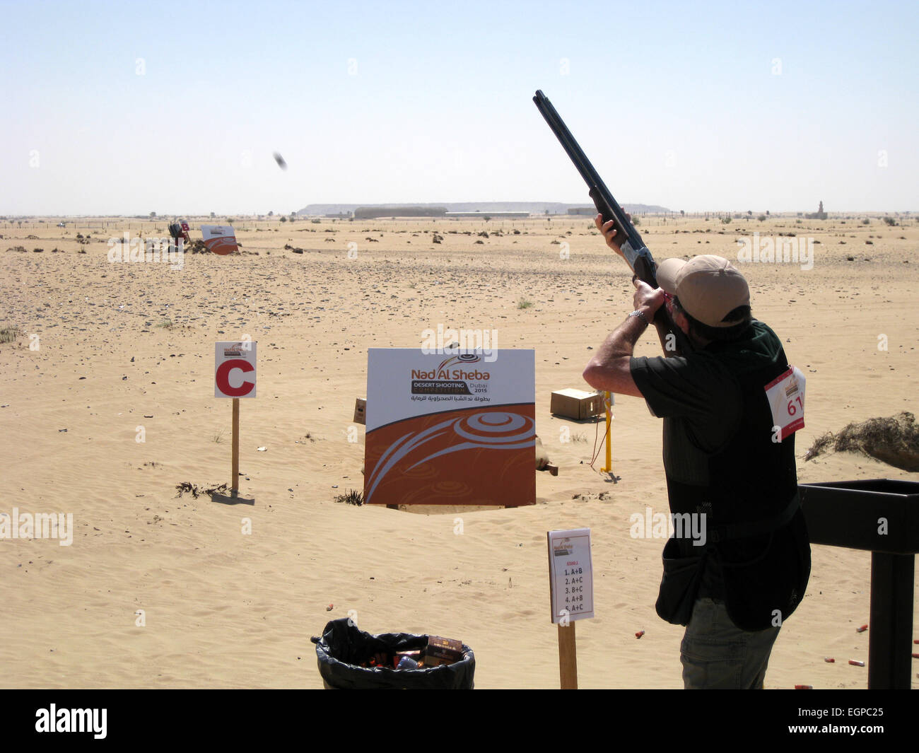 La seconda edizione riveduta di Nad Al Sheba deserto concorso di tiro Dubai 2015 con la partecipazione di 1000 tiratori provenienti da tutto il mondo dal periodo 22 febbraio fino al 28 febbraio 2015. Nad Al Sheba riprese nel deserto a partire dal primo anno è diventato uno dei più attesi di ripresa torneo di sport in tutto il mondo. Si tratta di una chiara missione per portare i migliori sparatutto da tutto il mondo e metterli tutti sotto uno stesso tetto 'Deserto' di scatto Foto Stock