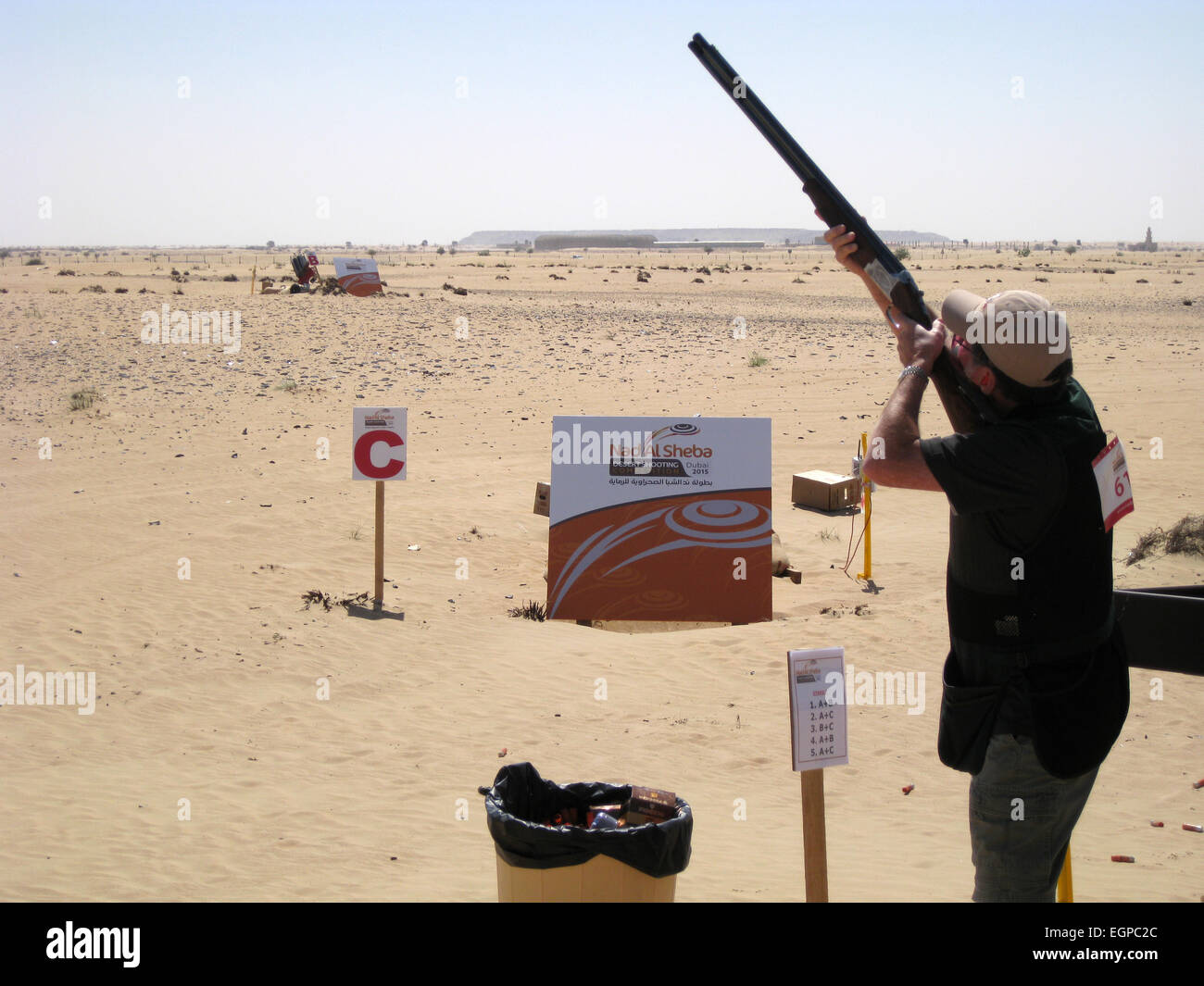 La seconda edizione riveduta di Nad Al Sheba deserto concorso di tiro Dubai 2015 con la partecipazione di 1000 tiratori provenienti da tutto il mondo dal periodo 22 febbraio fino al 28 febbraio 2015. Nad Al Sheba riprese nel deserto a partire dal primo anno è diventato uno dei più attesi di ripresa torneo di sport in tutto il mondo. Si tratta di una chiara missione per portare i migliori sparatutto da tutto il mondo e metterli tutti sotto uno stesso tetto 'Deserto' di scatto Foto Stock