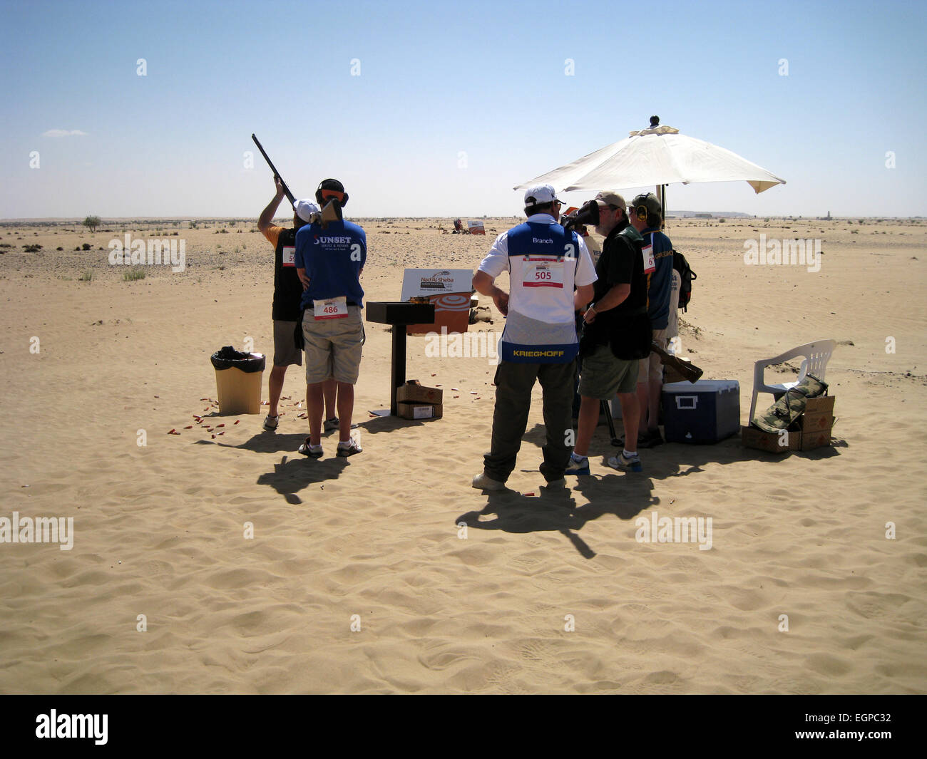 La seconda edizione riveduta di Nad Al Sheba deserto concorso di tiro Dubai 2015 con la partecipazione di 1000 tiratori provenienti da tutto il mondo dal periodo 22 febbraio fino al 28 febbraio 2015. Nad Al Sheba riprese nel deserto a partire dal primo anno è diventato uno dei più attesi di ripresa torneo di sport in tutto il mondo. Si tratta di una chiara missione per portare i migliori sparatutto da tutto il mondo e metterli tutti sotto uno stesso tetto 'Deserto' di scatto Foto Stock