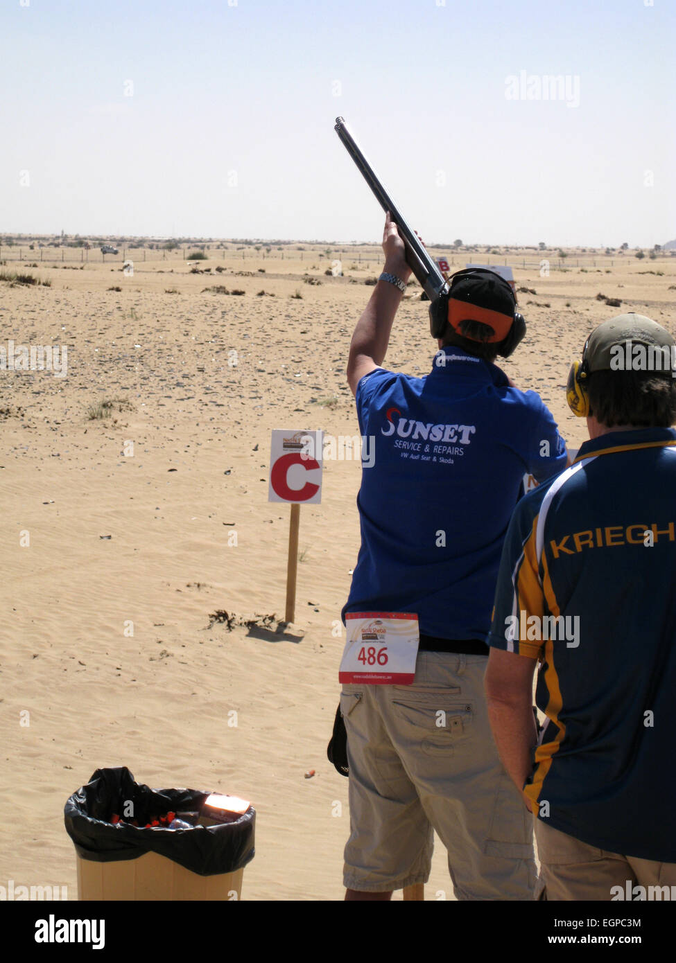 La seconda edizione riveduta di Nad Al Sheba deserto concorso di tiro Dubai 2015 con la partecipazione di 1000 tiratori provenienti da tutto il mondo dal periodo 22 febbraio fino al 28 febbraio 2015. Nad Al Sheba riprese nel deserto a partire dal primo anno è diventato uno dei più attesi di ripresa torneo di sport in tutto il mondo. Si tratta di una chiara missione per portare i migliori sparatutto da tutto il mondo e metterli tutti sotto uno stesso tetto 'Deserto' di scatto Foto Stock