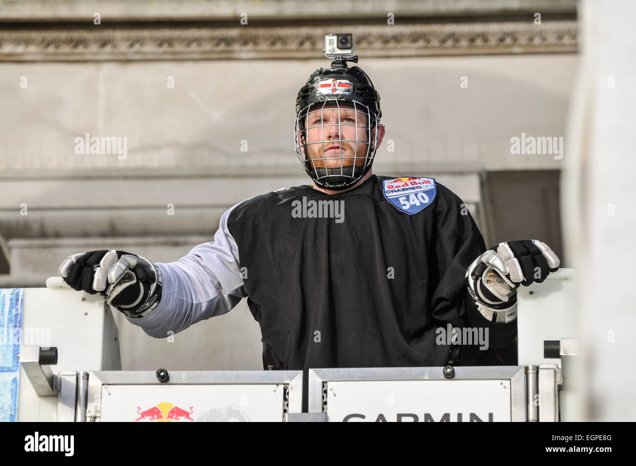 Belfast, Irlanda del Nord. 20/02/2015 - un pattinatore indossa un Go-Pro telecamera video all'inizio della Red Bull si è schiantato il Team Ice pratiche di concorrenza Foto Stock