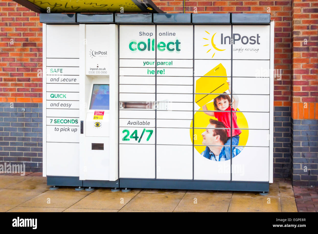 Fare clic InPost e raccogliere i pacchi locker, che consente ai clienti di inviare o ricevere le merci ordinate via internet aperto 24/7 Foto Stock