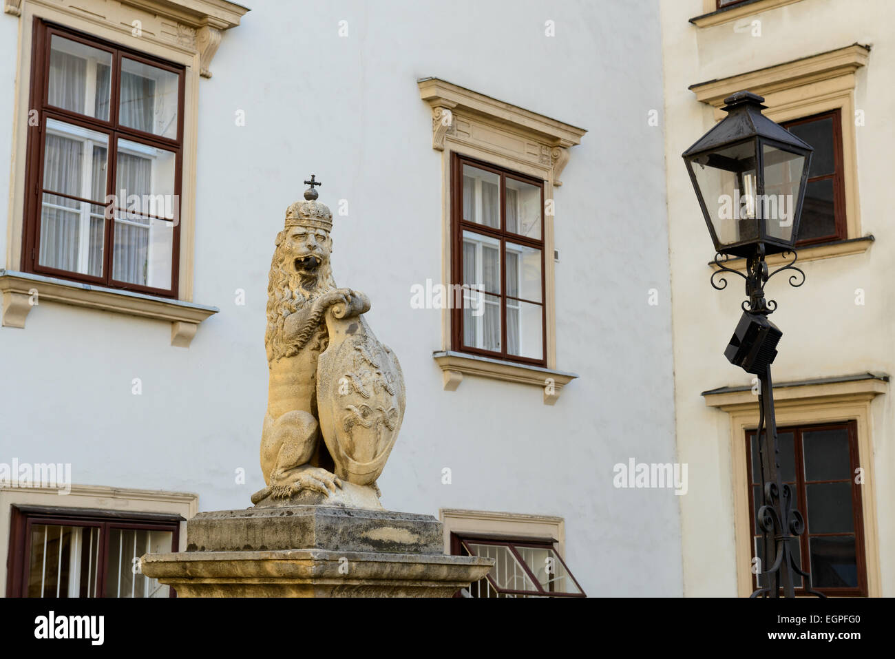 Statua di Royal Lion all'ingresso della Swiss ala del Palazzo di Hofburg a Vienna, in Austria Foto Stock