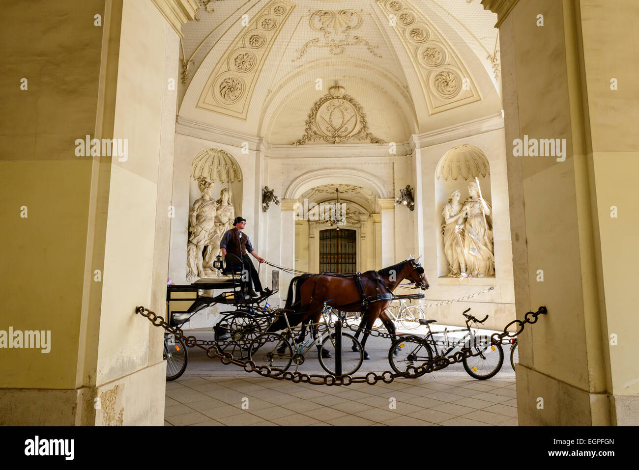 Carrozza a cavallo attraverso un passaggio nel Palazzo di Hofburg di Vienna, Austria Foto Stock