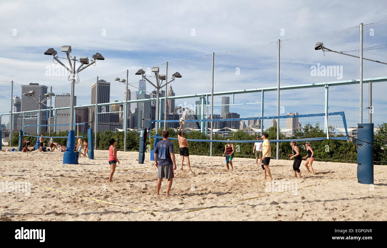 La gente gioca a Beach volley a Brooklyn, New York. Foto Stock