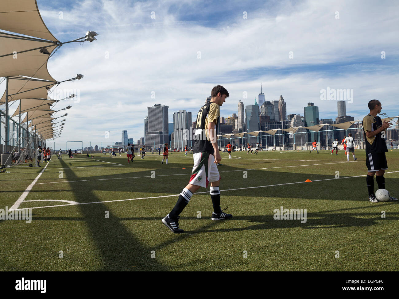 I giocatori si riscaldano nei campi da calcio del Brooklyn Bridge Park a New York. Foto Stock