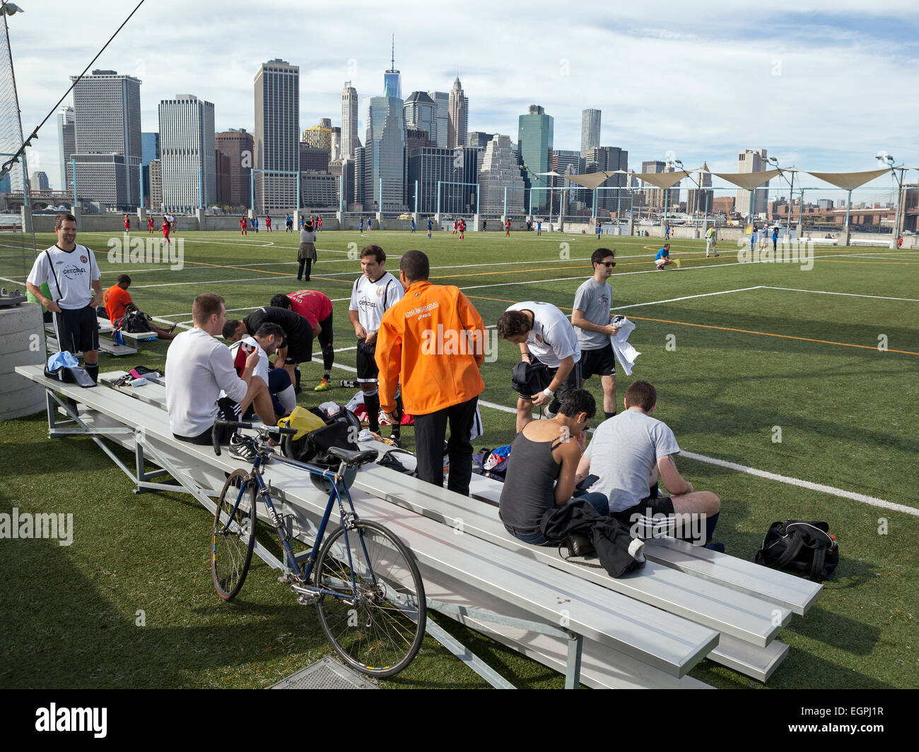 I giocatori si riscaldano con i campi da calcio in Ponte di Brooklyn Park di New York. Foto Stock