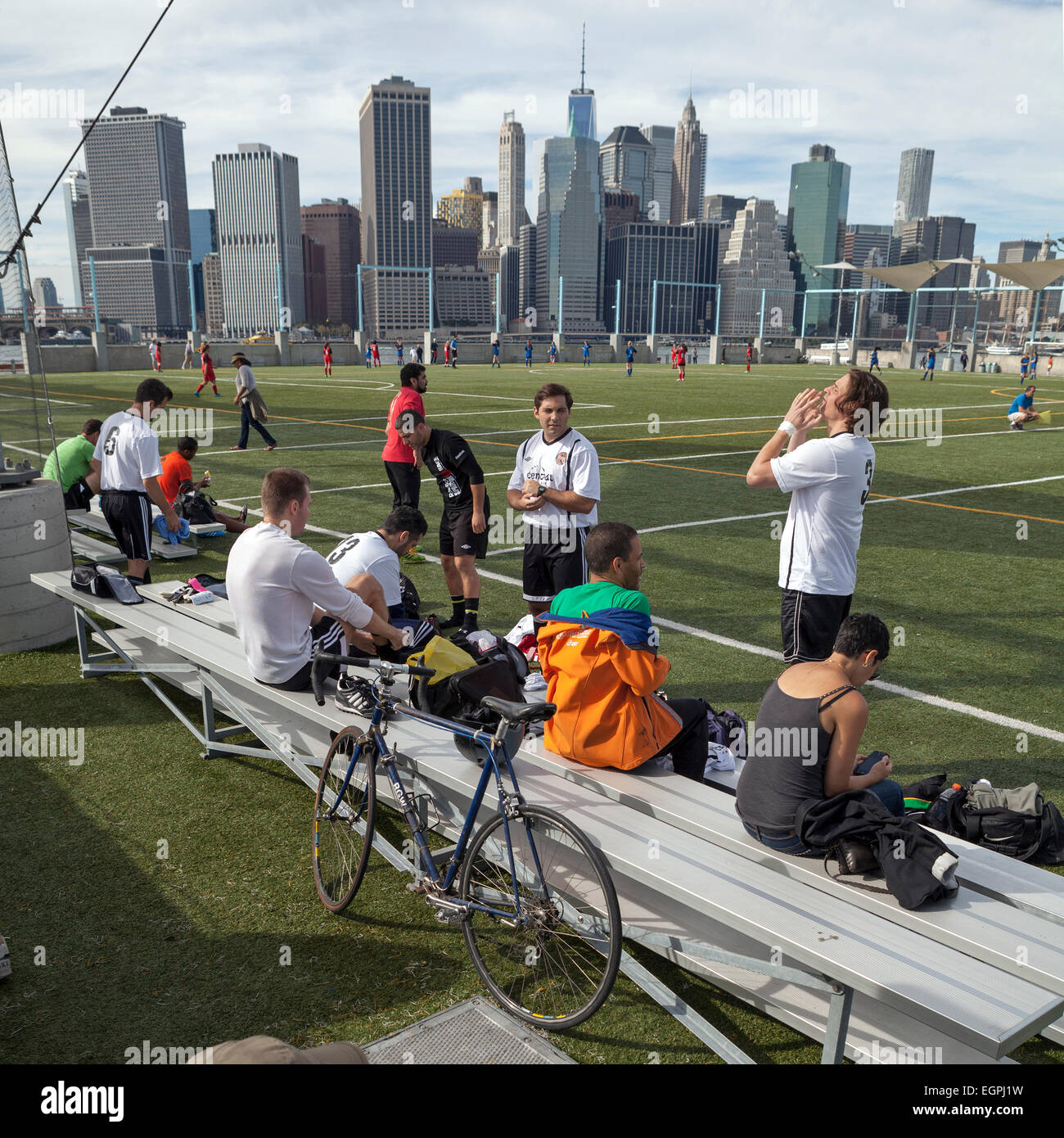 I giocatori si riscaldano con i campi da calcio in Ponte di Brooklyn Park di New York. Foto Stock