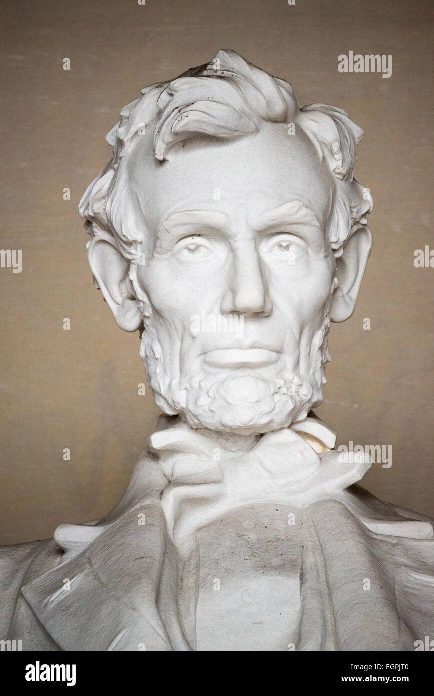 WASHINGTON DC, Stati Uniti d'America - Close-up della statua del presidente Abraham Lincoln che si siede nel Lincoln Memorial a Washington DC. Inquadratura verticale. Foto Stock