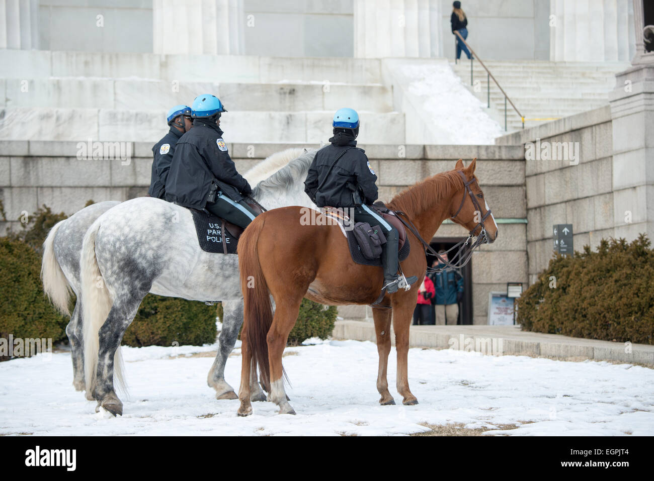 WASHINGTON DC, Stati Uniti d'America - US Park sulla polizia pattuglia di cavalli del Lincoln Memorial nella neve a Washington DC. Foto Stock