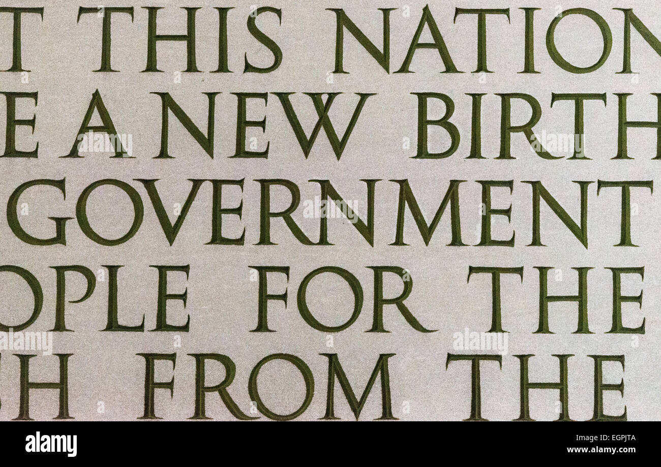 WASHINGTON DC, Stati Uniti d'America - Close-up dettaglio della parte di Gettysburg Indirizzo che viene incisa ino la parete del Lincoln Memorial a Washington DC. Il colpo è focalizzata sulla parola " governo " che forma la famosa citazione: "Il governo del popolo, dal popolo e per il popolo e non perisca dalla terra". Foto Stock