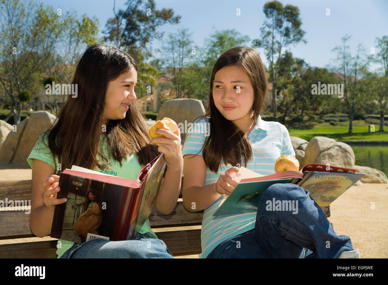 California ragazzi 11-13 anni di età appendere fuori Vietnamese-Caucasian ispanici e caucasici messicano ragazze la lettura di libri insieme nel parco. Signor © Myrleen Pearson Foto Stock