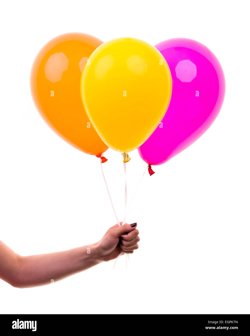 Palloncini colorati detenute da mano femminile. Su sfondo bianco Foto Stock