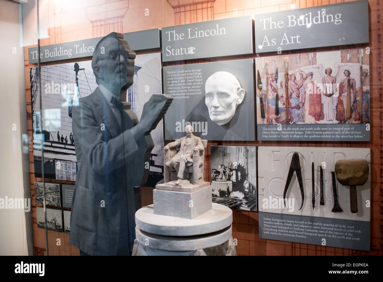 Il Lincoln Memorial espone Washington DC // WASHINGTON DC, le mostre al piano inferiore del Lincoln Memorial descrivono la costruzione del monumento e l'eredità di Abraham Lincoln. Lo spazio del museo, situato sotto la camera principale, presenta esposizioni sull'architettura e la storia del monumento. Le mostre interpretative del National Park Service spiegano il significato e il processo di costruzione del monumento. Foto Stock