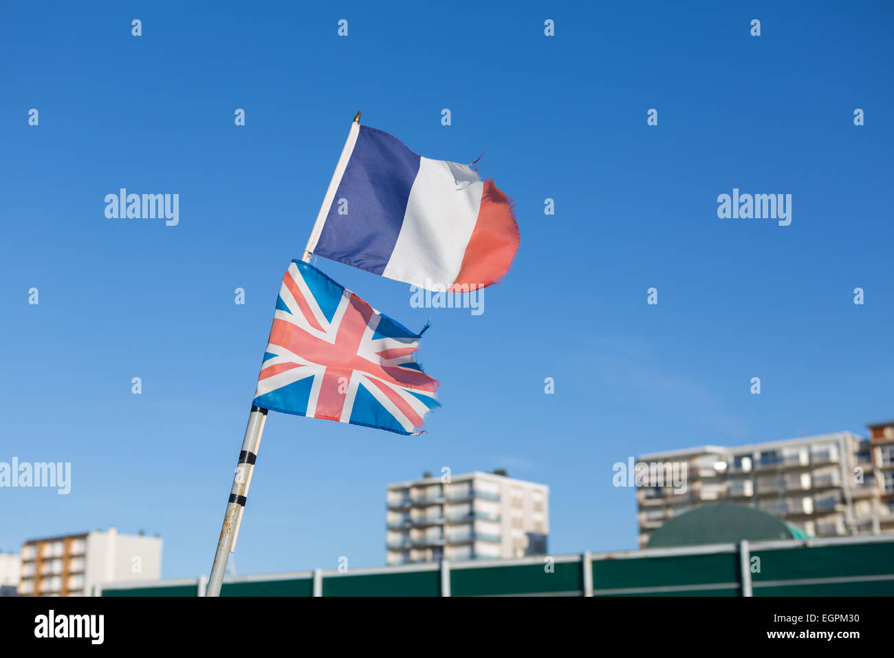 Le bandiere della Francia e della Gran Bretagna (francese e bandiere britanniche) volare nel vento Foto Stock