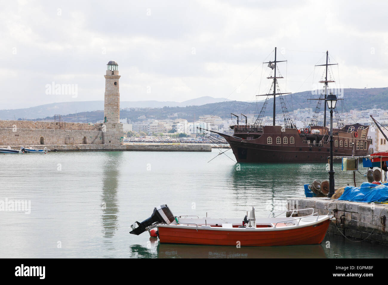 La vista sul porto e il famoso faro nella città di Rethimno sull isola di Creta, Grecia. Foto Stock