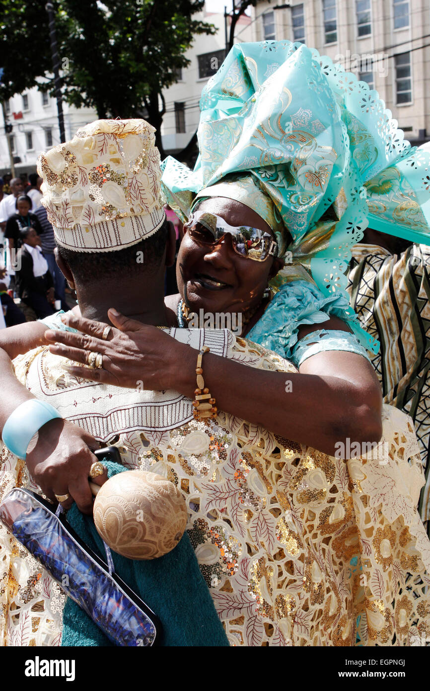 Uomo e donna che indossa abbigliamento africani abbraccio emancipazione durante i festeggiamenti per la giornata. Foto Stock