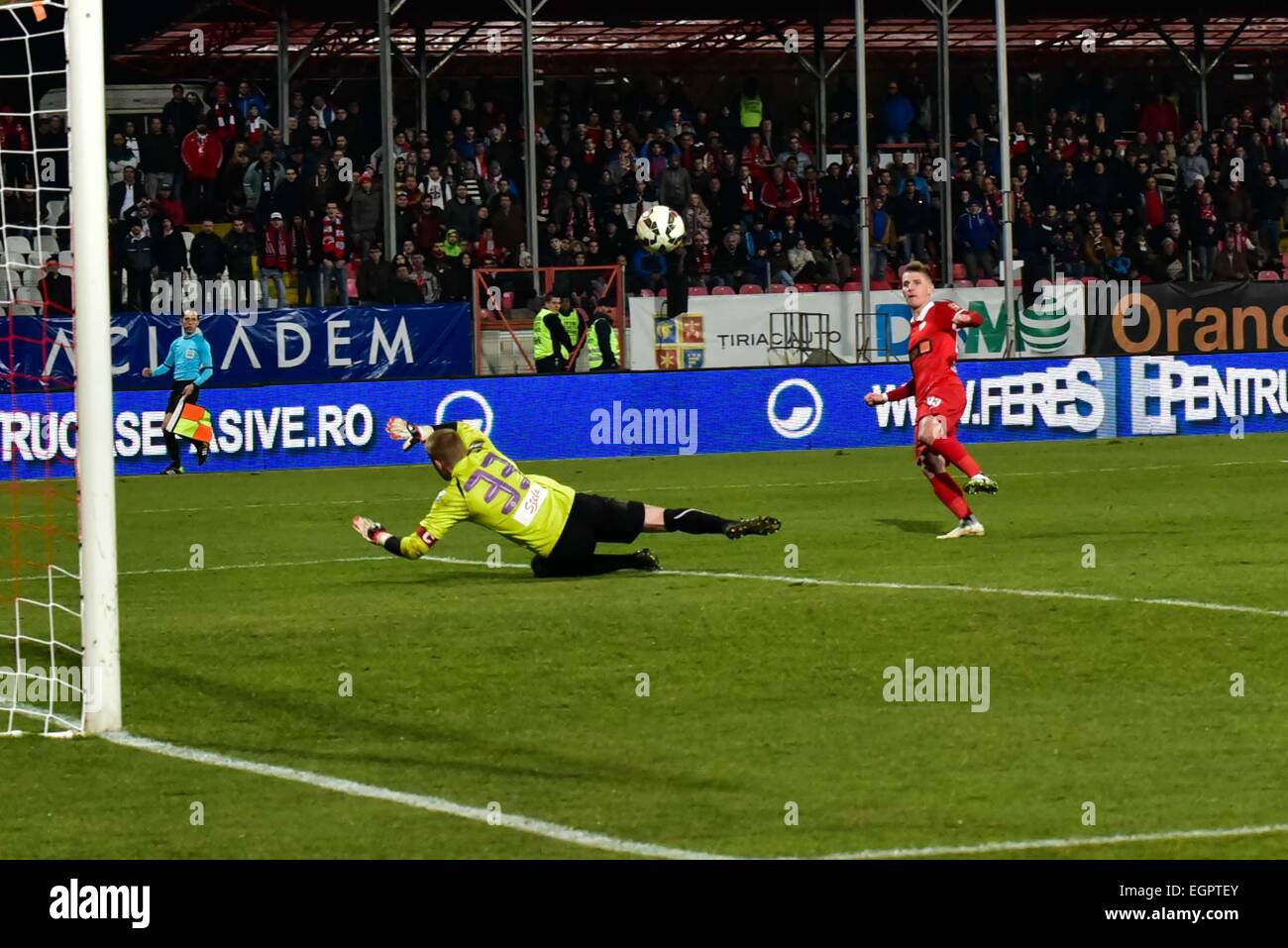 28 febbraio 2015: Valentin Lazar #93 della dinamo Bucarest rigature durante la Liga io gioco tra FC Dinamo Bucharest ROU e FC Universitatea Cluj ROU a "inamo'' Stadium, Romania ROU. Catalin Soare/www.sportaction.ro Foto Stock