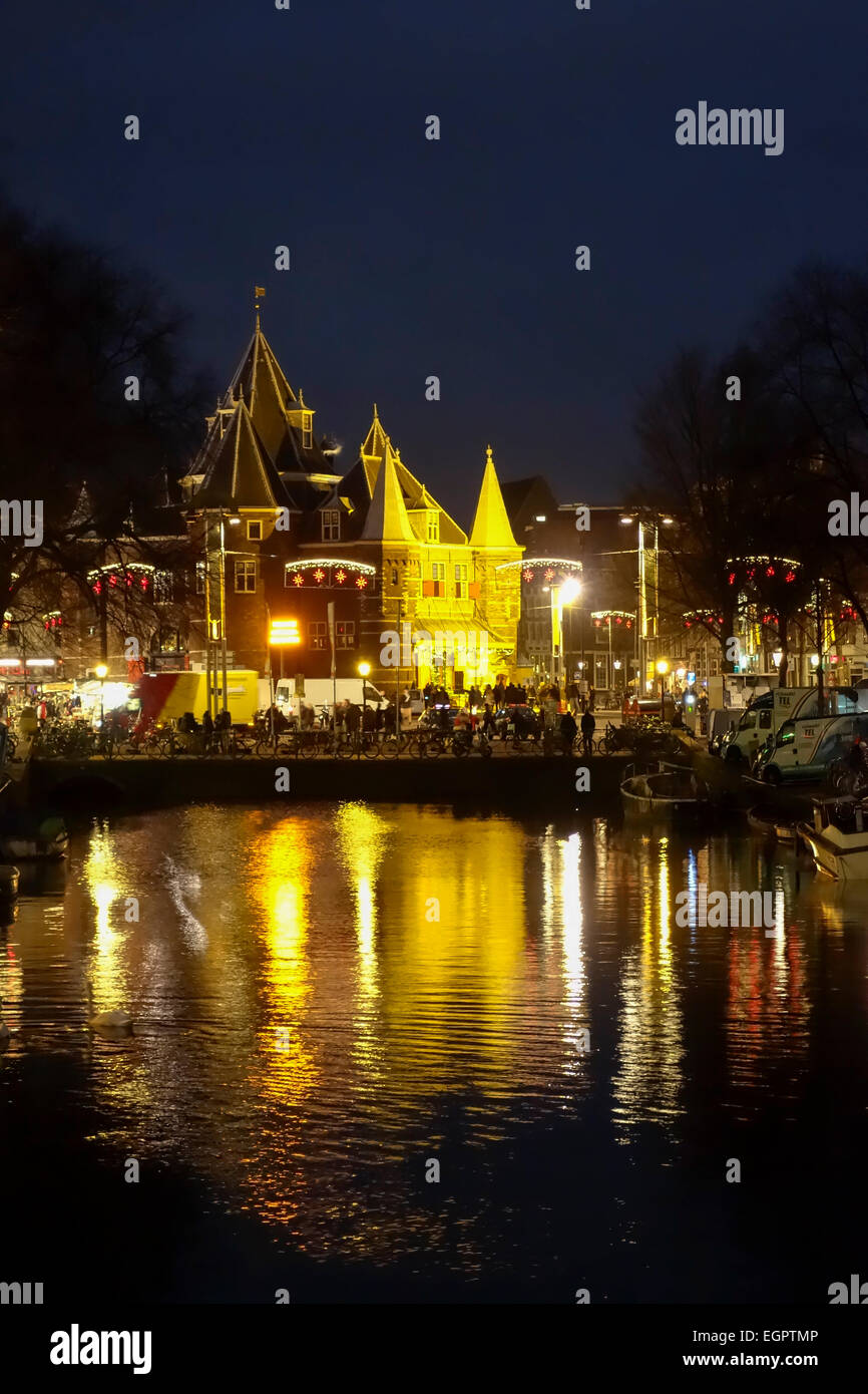 Una chiara notte d'inverno nella parte storica di Amsterdam Foto Stock