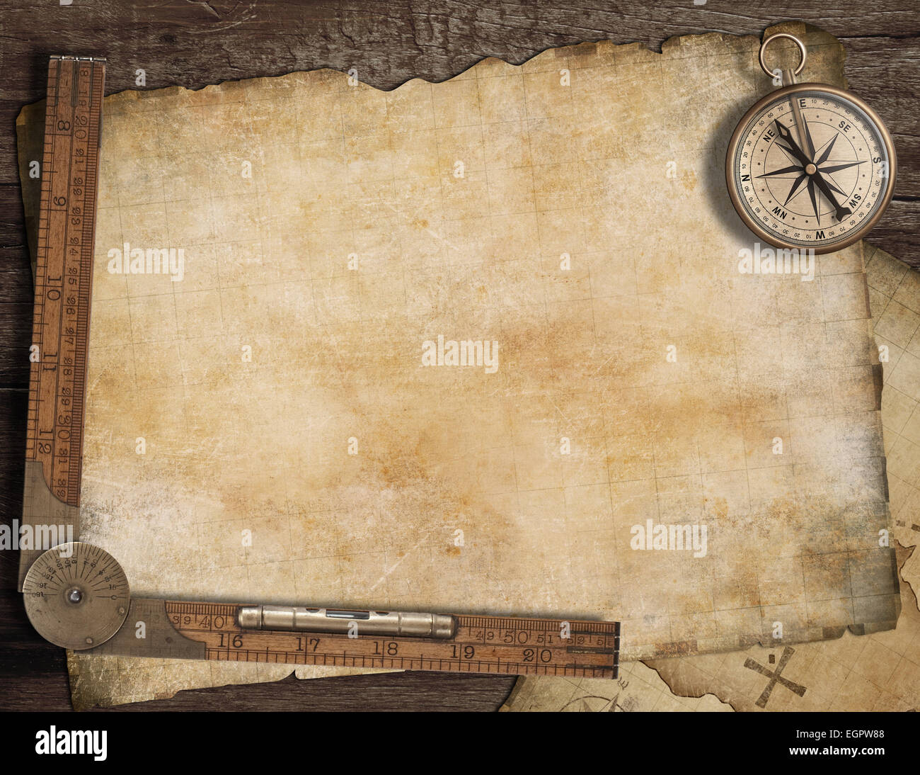 Mappa del tesoro e bussola vintage in piedi su vecchio tavolo di legno. Illustrazione 3D Foto stock