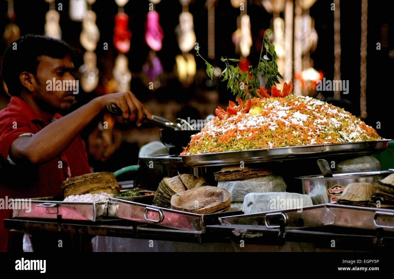 Cucina di strada fornitori vendono su carrelli mobili durante Numaish annuale esposizione dei consumatori a gennaio 12,2014 in Hyderabad, India. Foto Stock
