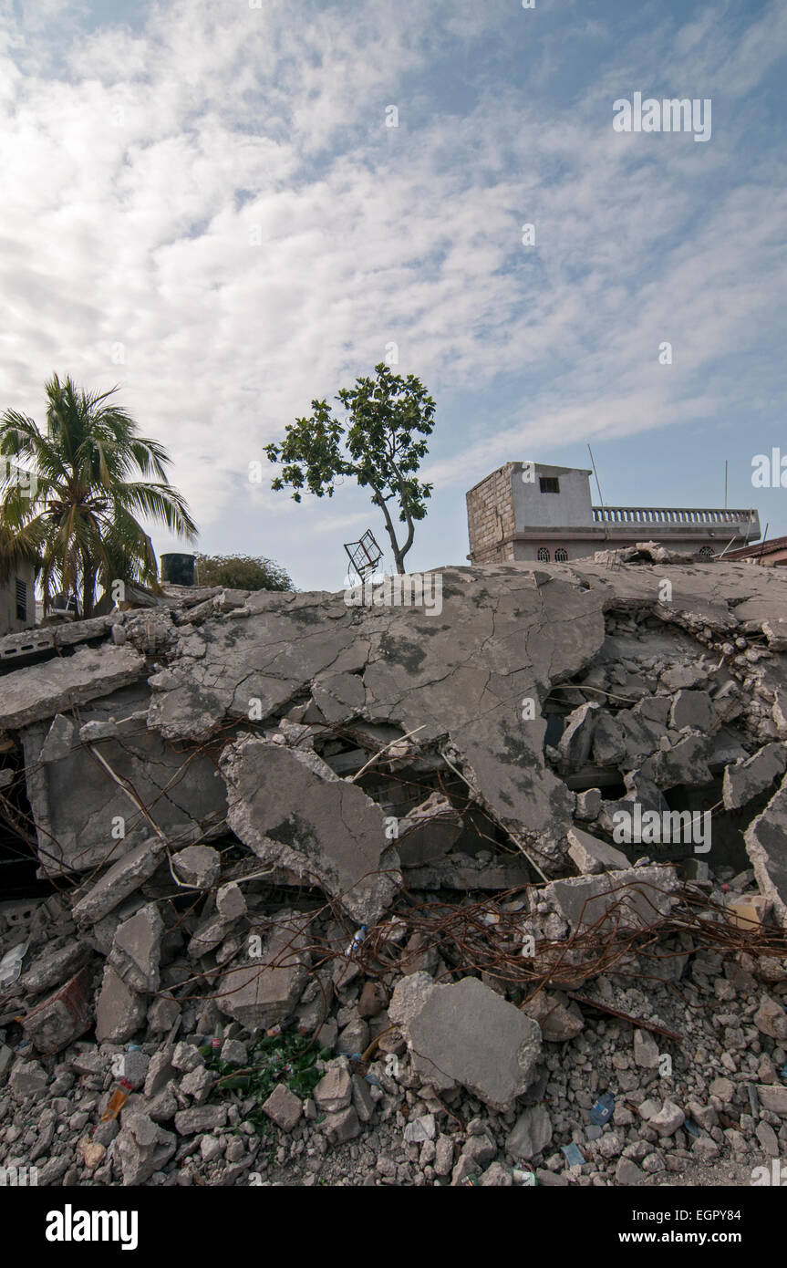 Un edificio danneggiato a Port au Prince dopo un terremoto di magnitudine 7.0 ha colpito Haiti il 12 gennaio 2010 Foto Stock