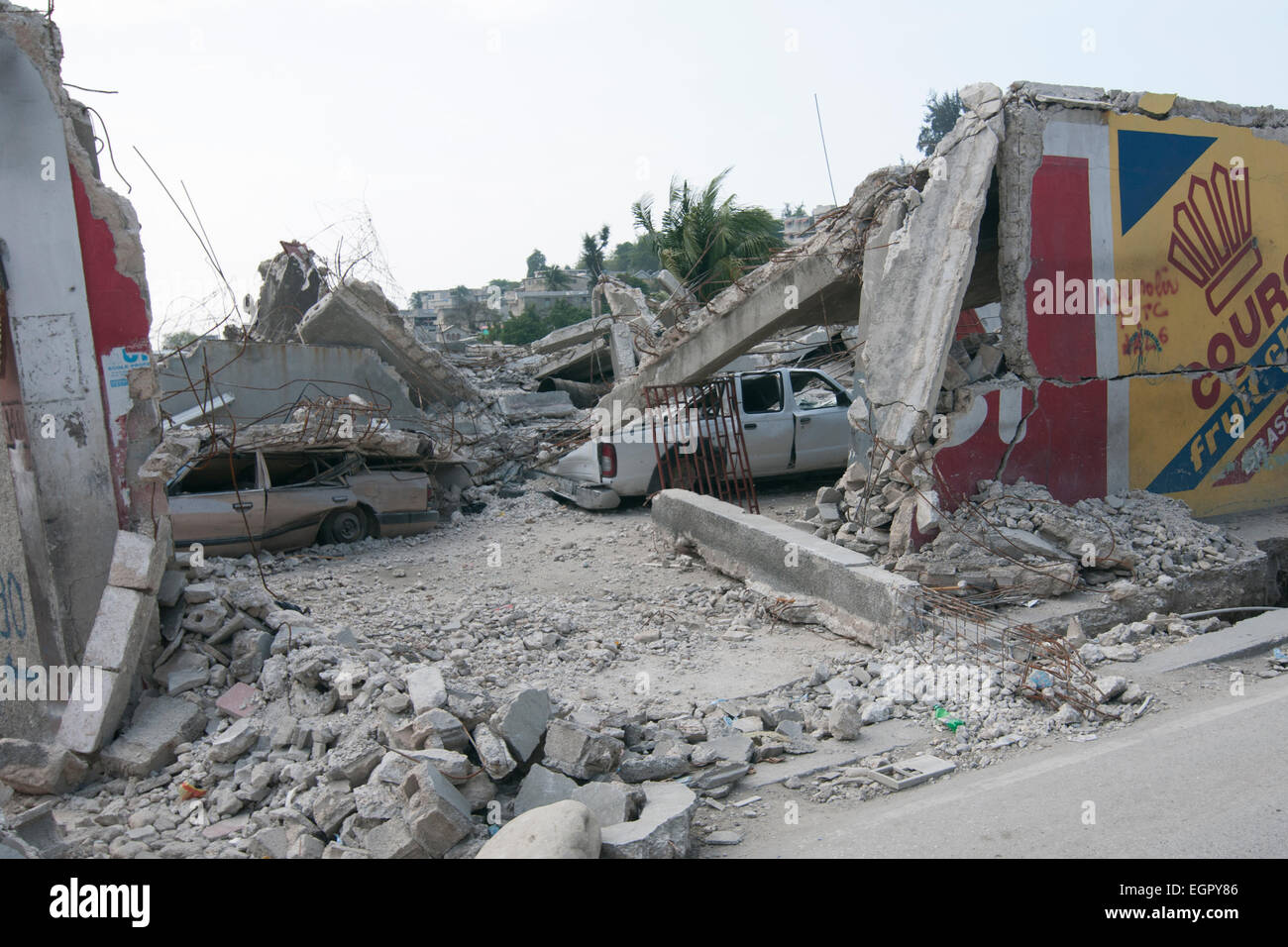 Un edificio danneggiato a Port au Prince dopo un terremoto di magnitudine 7.0 ha colpito Haiti il 12 gennaio 2010 Foto Stock