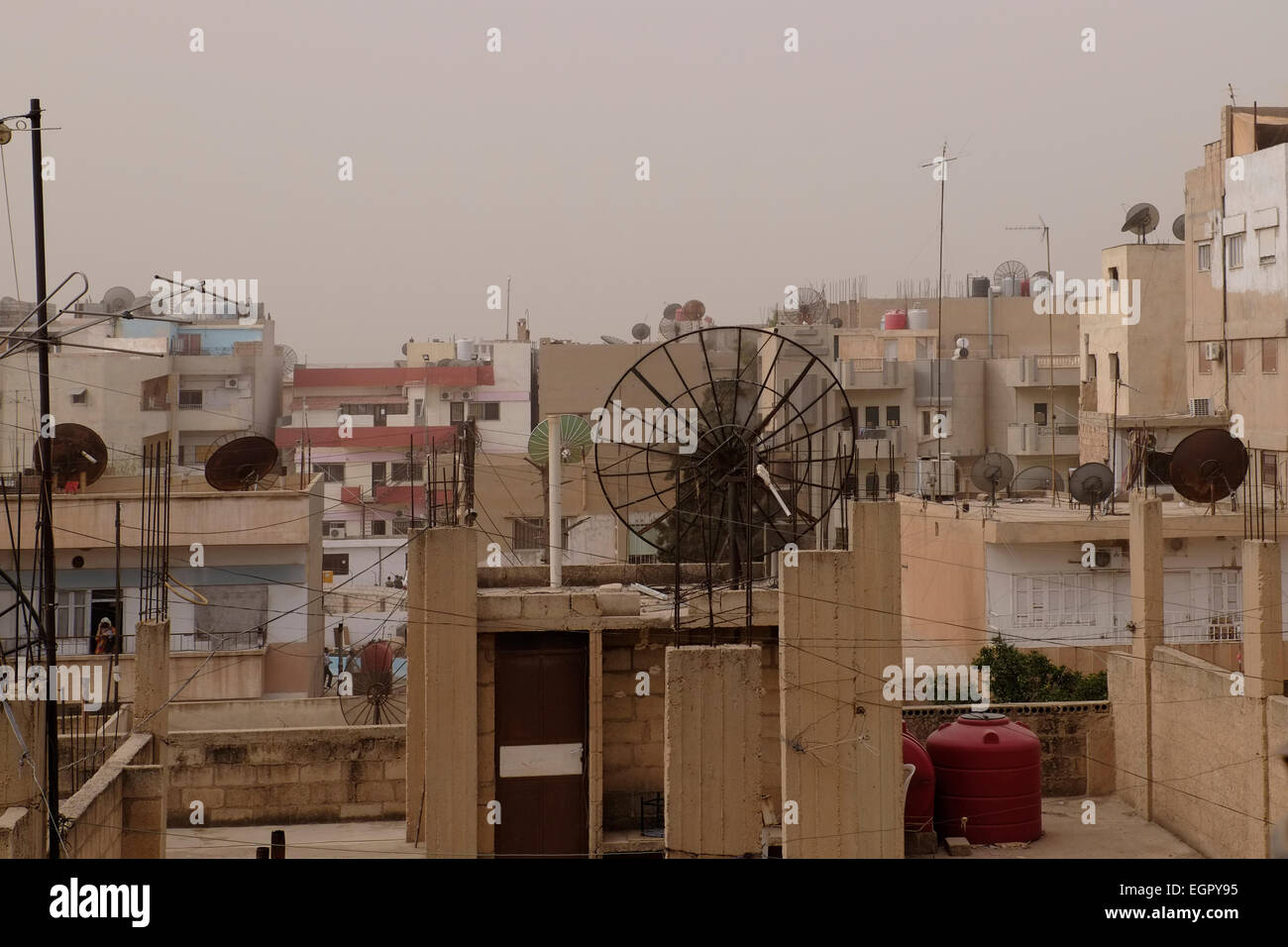 Vista sui tetti della città di Qamishli o Qamishlo in Al Hasakah o Hassakeh nel quartiere Rojava de facto il curdo regione autonoma originari e costituito da tre auto-che disciplinano i cantoni nella Siria settentrionale Foto Stock