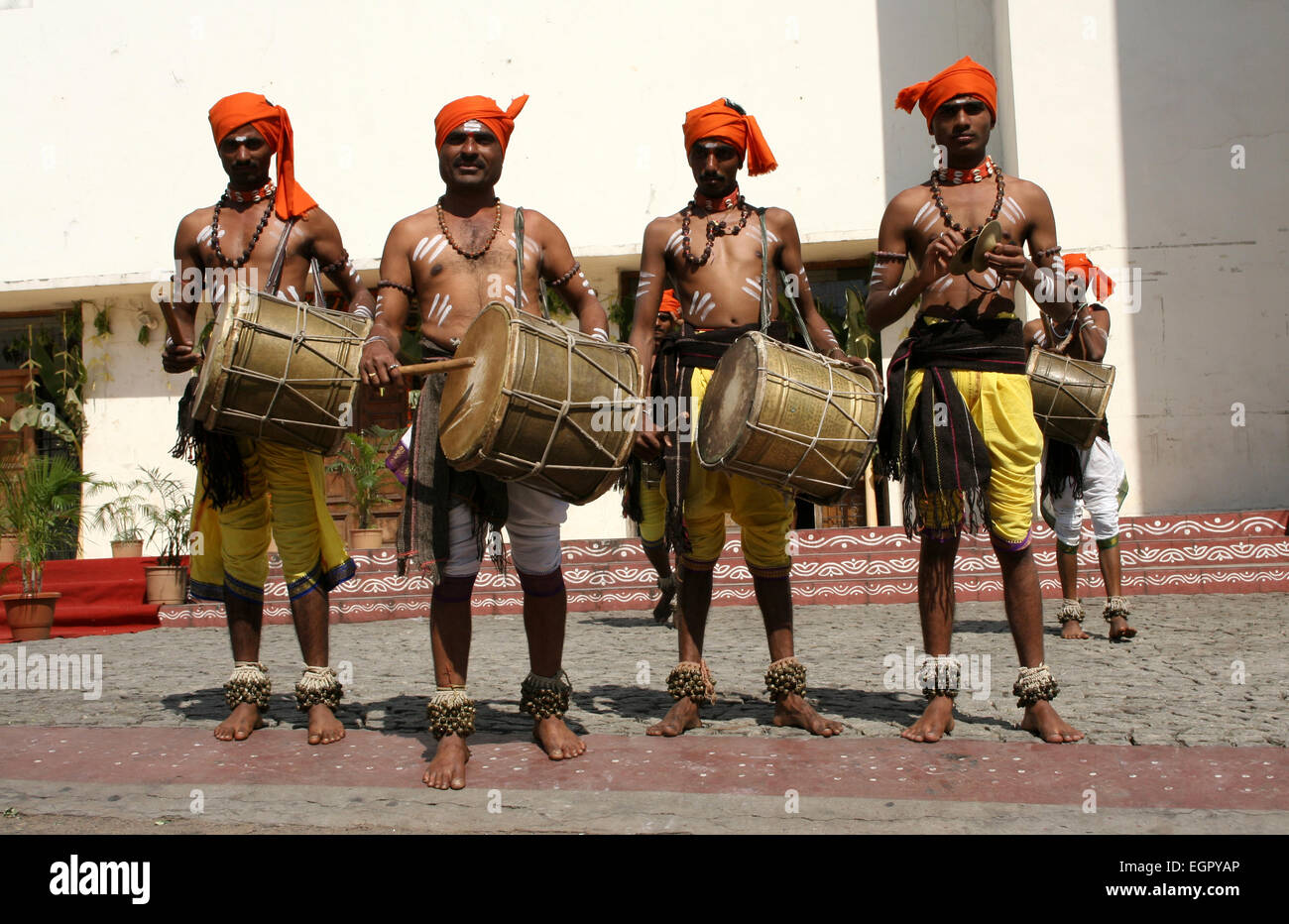 Ballerini Folk Dance alla ritmica drum beat in Hyderabad, India su gennaio 13,2013.Dappu dance è popolare in AP,l'India. Foto Stock