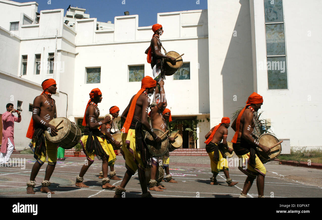 Ballerini Folk Dance alla ritmica drum beat in Hyderabad, India su gennaio 13,2013.Dappu dance è popolare in AP,l'India. Foto Stock