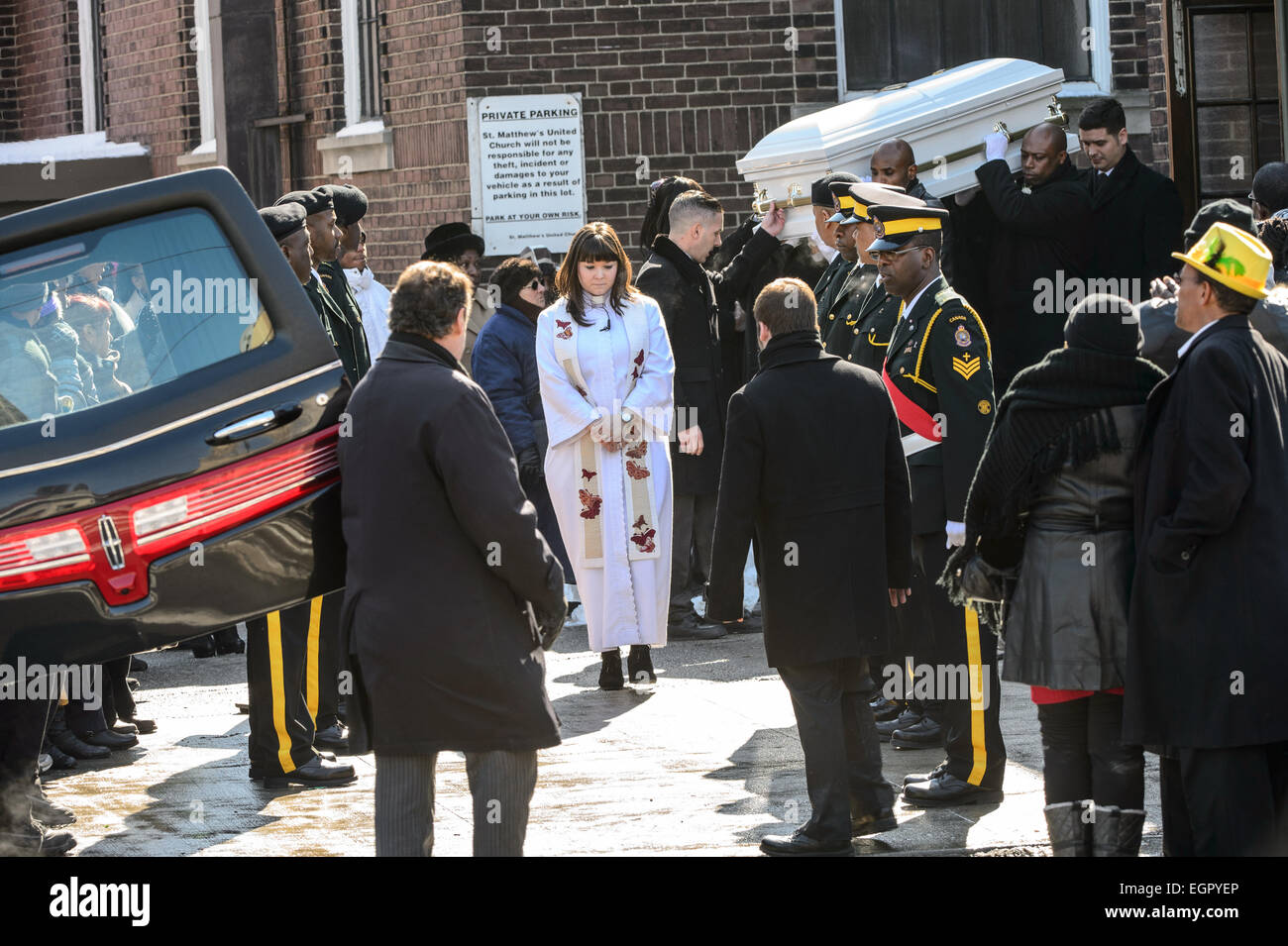 Toronto, Canada. Il 28 febbraio 2015. La palude di Elia del piccolo scrigno è portato alla funebre di attesa dopo il lutto si sono riuniti presso St. Matthews Chiesa unita su St Clair Avenue West per rendere omaggio al 3-year-old. Credito: Victor Biro/Alamy Live News Foto Stock