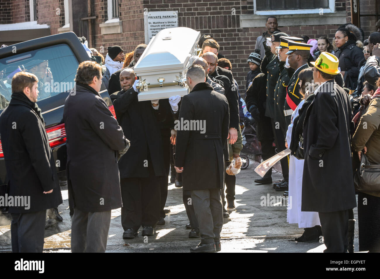 Toronto, Canada. Il 28 febbraio 2015. La palude di Elia del piccolo scrigno è portato alla funebre di attesa dopo il lutto si sono riuniti presso St. Matthews Chiesa unita su St Clair Avenue West per rendere omaggio al 3-year-old. Credito: Victor Biro/Alamy Live News Foto Stock