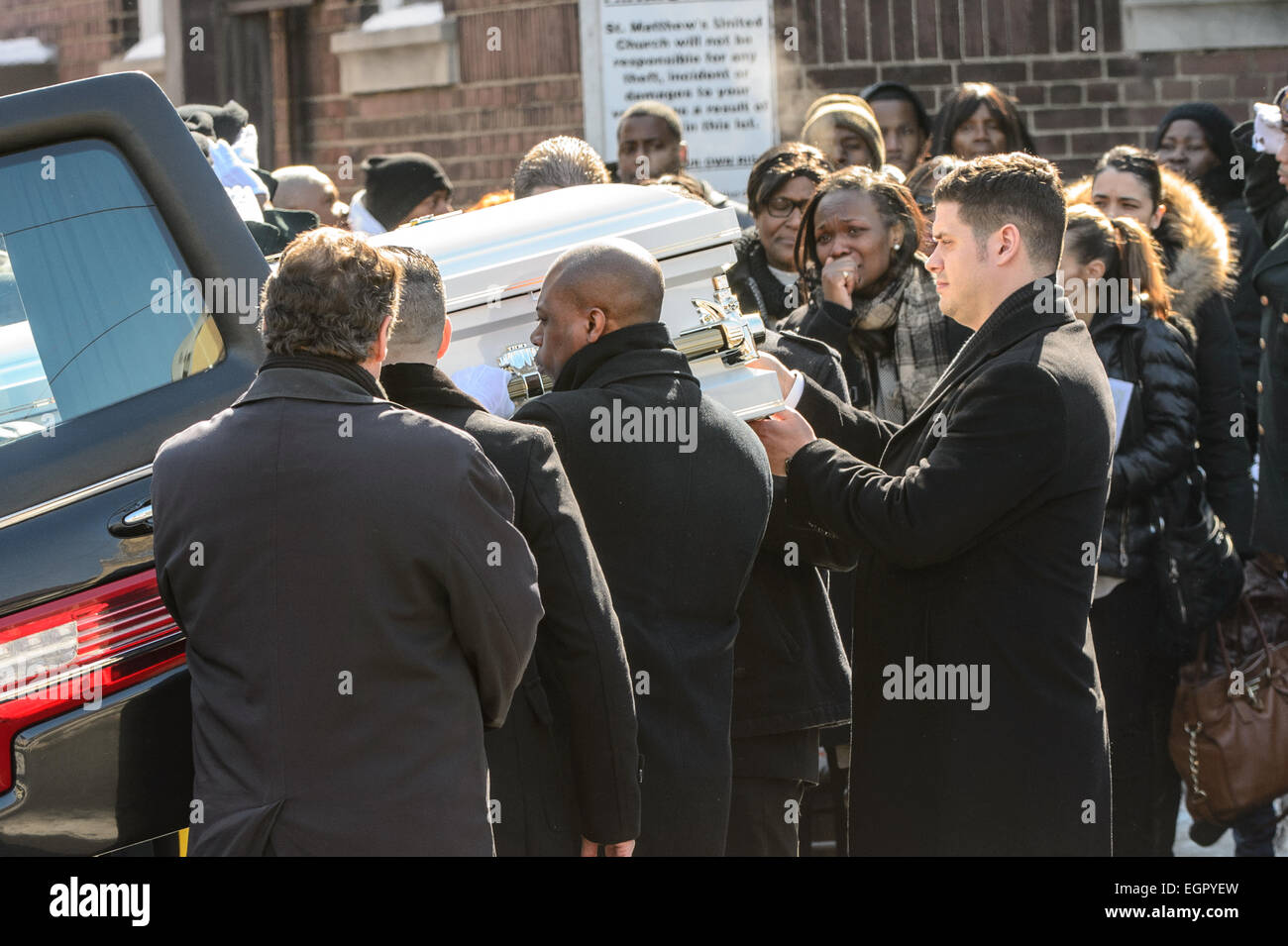 Toronto, Canada. Il 28 febbraio 2015. Georgette Marsh, madre di Elia sobbs come il suo giovane figlio è scrigno è posto in attesa funebre. Persone in lutto si sono riuniti presso St. Matthews Chiesa unita su St Clair Avenue West per rendere omaggio a 3-anno-vecchio Elia Marsh. Credito: Victor Biro/Alamy Live News Foto Stock