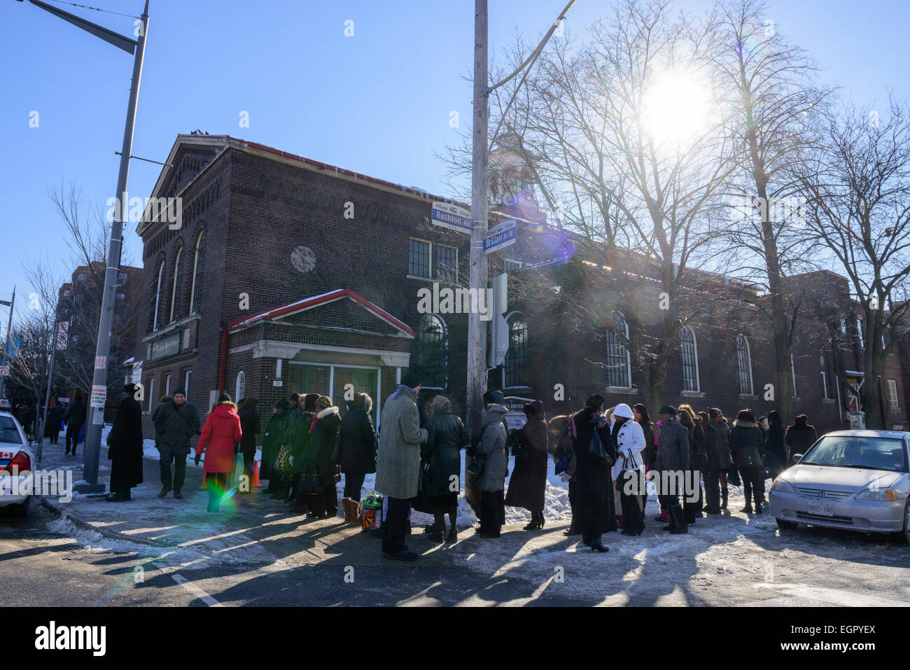 Toronto, Canada. Il 28 febbraio 2015. Persone in lutto si sono riuniti presso St. Matthews Chiesa unita su St Clair Avenue West per rendere omaggio a 3-anno-vecchio Elia Marsh. Credito: Victor Biro/Alamy Live News Foto Stock