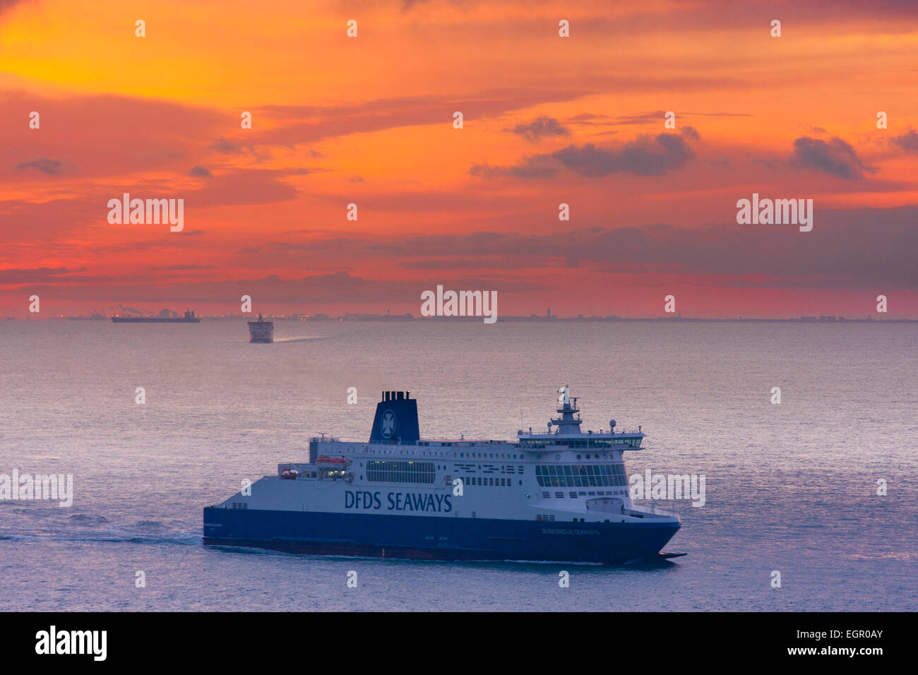 Dover. Traghetto in auto 'DDS Seaways' in mare che naviga attraverso la Manica all'alba con un cielo rosso e nuvole all'orizzonte sopra la costa francese. Foto Stock