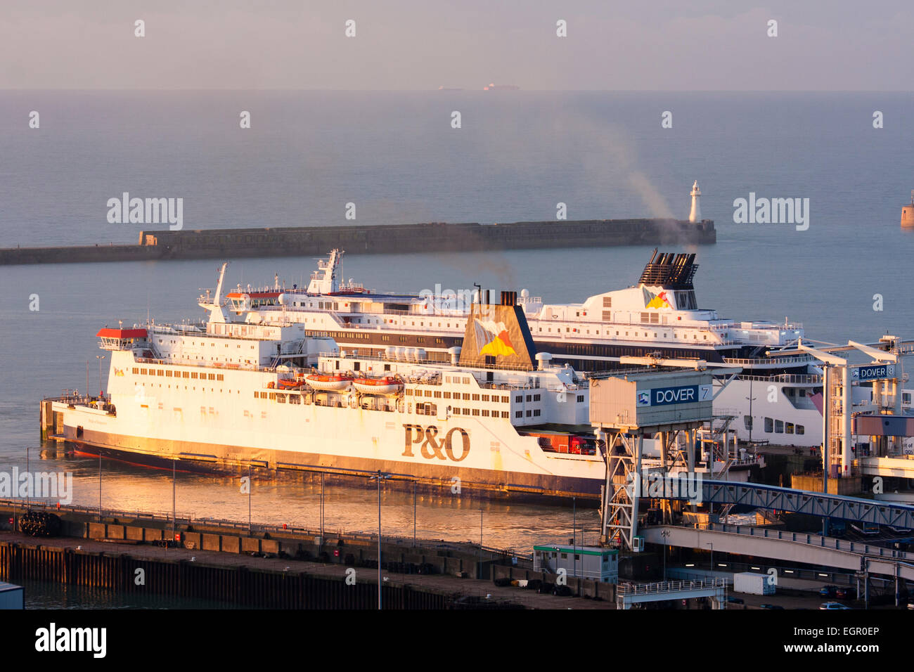 Vista dall'alto dell'alba dalle scogliere del terminal dei traghetti presso le banchine di dover nel Regno Unito. Due traghetti per auto ormeggiati ai punti di imbarco. Foto Stock