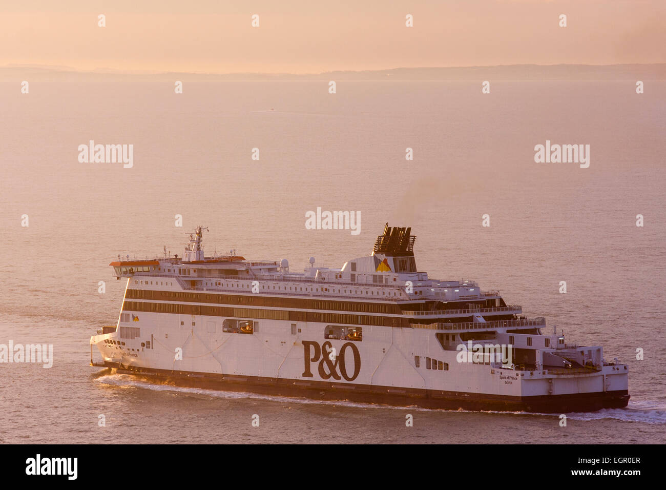 Un traghetto per auto P&o "Spirit of France" che parte da dover attraverso la Manica verso la costa francese sullo sfondo, in un'alba. Foto Stock