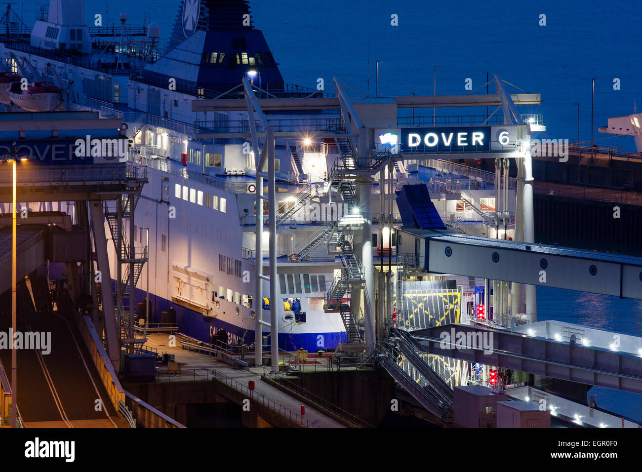 Primo piano ad alto angolo di un traghetto ormeggiato al punto di imbarco sei di notte, al porto della Manica di dover nel Regno Unito. Foto Stock