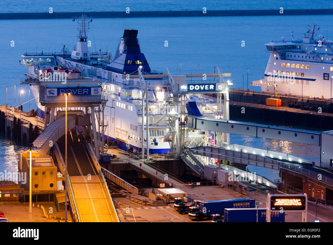 Vista notturna ad alto angolo dalle scogliere del terminal dei traghetti presso le banchine di dover nel Regno Unito. Traghetto per auto ormeggiato al punto di imbarco sei. Foto Stock