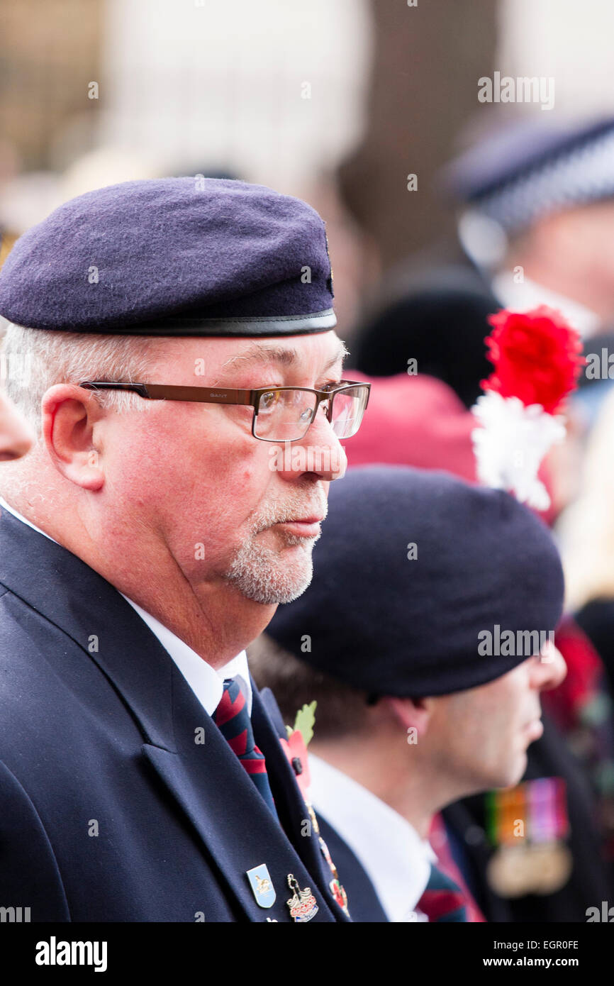 Veterano britannico ex-serveman, ritratto della testa e della spalla, vista laterale, faccia, mentre sta osservando triste e riflettendo sul passato sulla domenica di memoria. Foto Stock