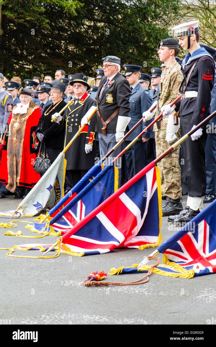 Ramsgate, ricordo la domenica. Fila di senior ex-combattenti per permanente attenzione mentre si abbassa il banner e bandiere per i minuti di silenzio alle ore 11. Foto Stock