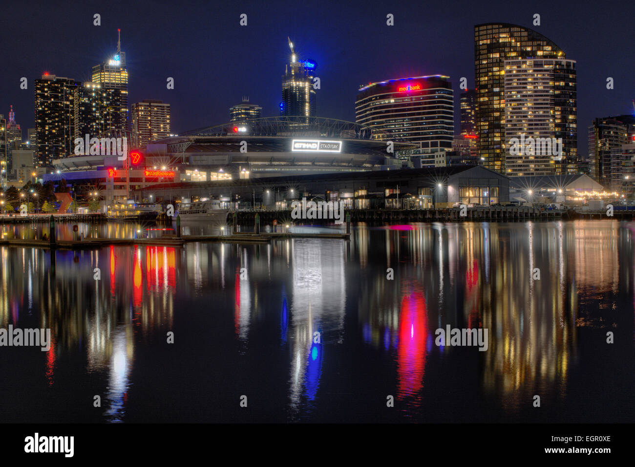 Lo Skyline di Melbourne e Etihad Stadium visto da Melbourne Docklands Waterfront Foto Stock