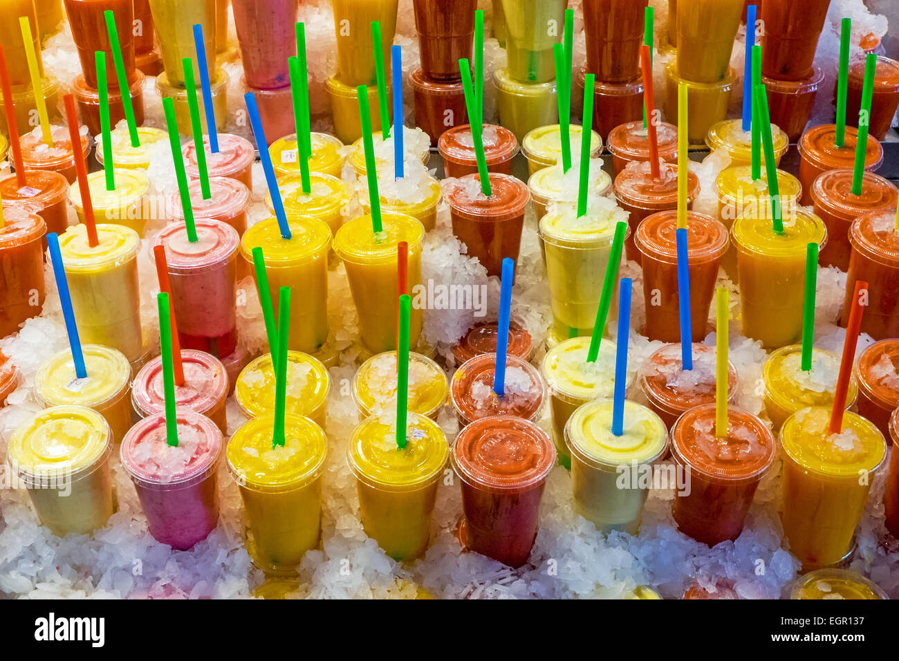 Gustosi frullati di frutta al Mercato di Boqueria a Barcellona Foto Stock
