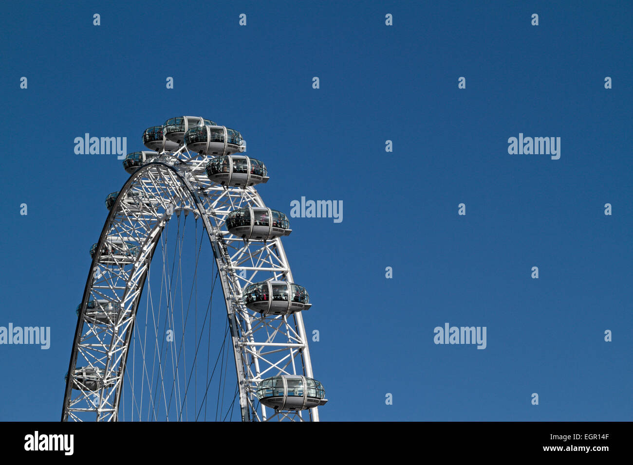 Londra è più popolare attrazione turistica, il London Eye, sulle rive del fiume Tamigi, Londra, Regno Unito. Foto Stock