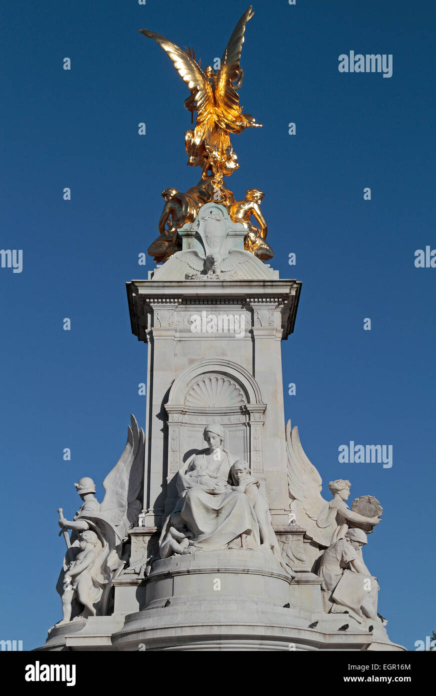 La statua dorata sulla (Queen) Victoria Memorial fuori Buckingham Palace, London, Regno Unito. Foto Stock