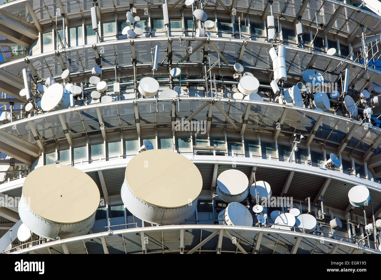 Dettaglio di una torre di comunicazione con un sacco di antenne paraboliche per la ricezione satellitare Foto Stock