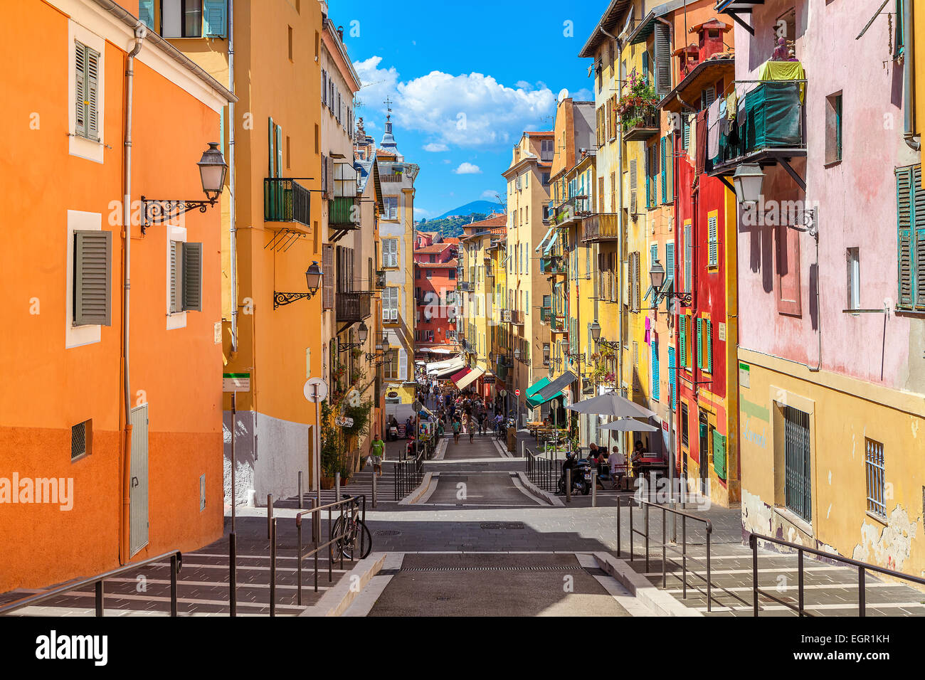 Strada stretta nella vecchia parte turistica di Nizza, Francia. Foto Stock