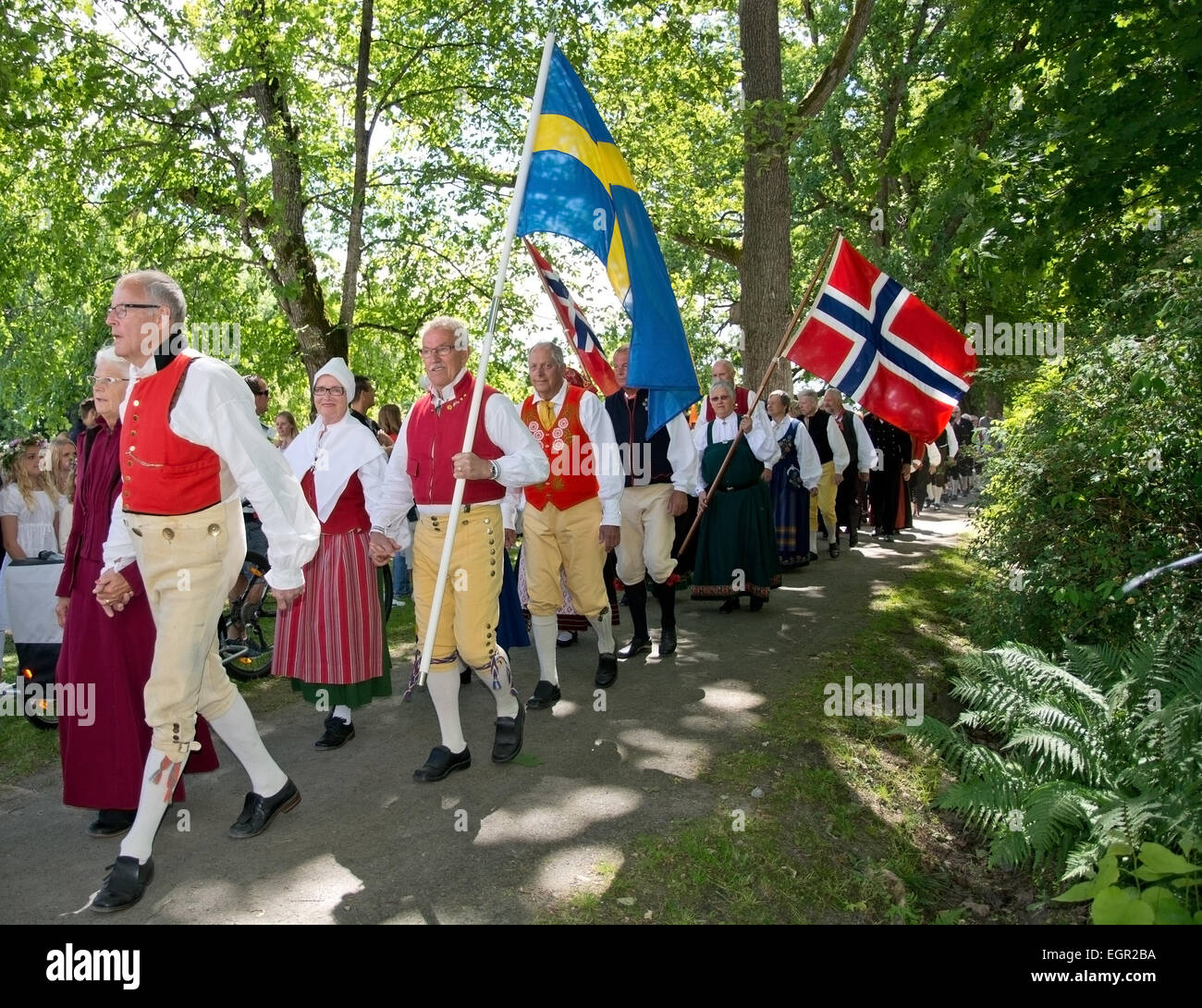 ALSTER, Karlstad, Svezia - 20 giugno 2014: Persone a Midsummer celebrazioni e norvegese svedese - matrimonio il 20 giugno 2014 Foto Stock